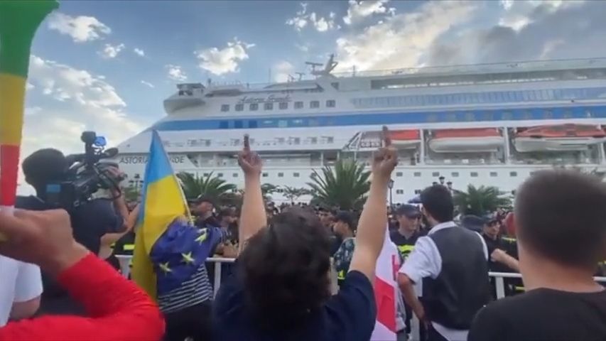 Video: Gruzínci to znovu ruským výletníkům nedarovali. Házeli po nich vejce